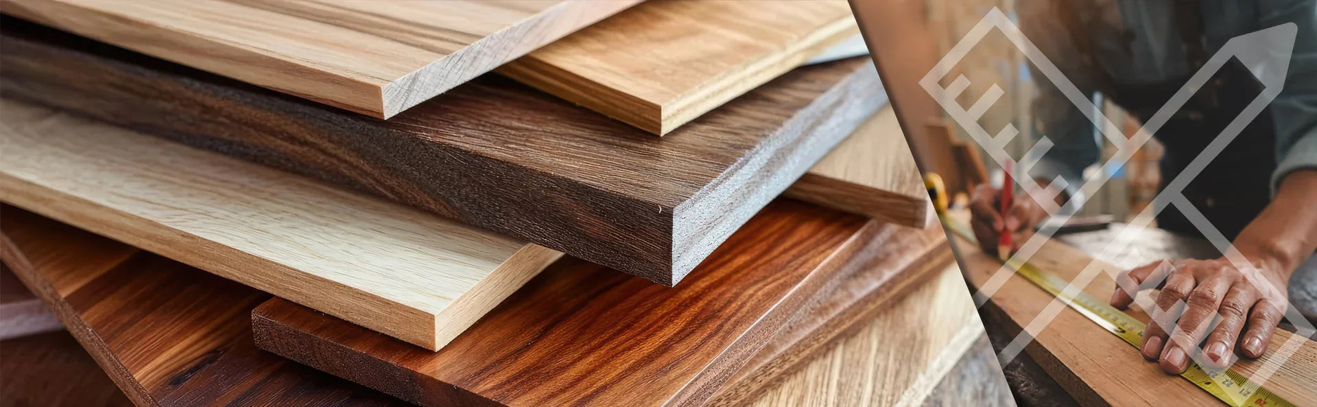 Planches de bois variées empilées, main mesurant une planche pour ébénisterie et menuiserie