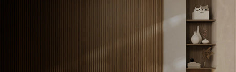 Panneau mural bois moderne avec étagères décoratives et objets design, ambiance intérieure chaleureuse.