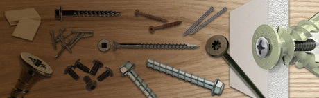 Différents types de vis et clous pour bois sur fond en bois, fixation murale en détail