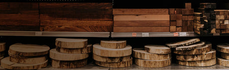 Tranches de bois brut et pièces de bois de tournage empilées sur une étagère