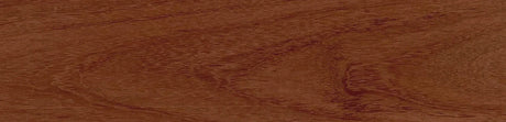 Surface de bois exotique Bubinga, texture lisse, couleur brun rougeâtre, grain naturel visible