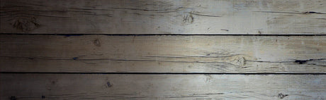 Planches de bois brut effet grange avec texture naturelle et nœuds apparents