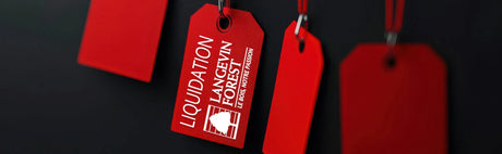 Étiquettes rouges de liquidation sur fond noir, promo bois Montréal, texte en blanc.