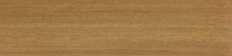 Texture du bois exotique Iroko, couleur brun miel, grain moyen, pour ébénisterie ou terrasse