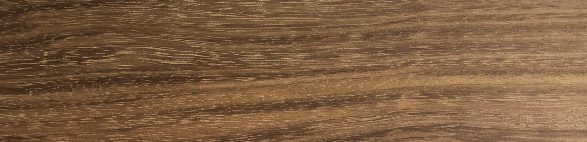 Planche de bois exotique shedua à grain naturel, idéale pour ébénisterie et menuiserie.