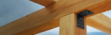 Angle en acier noir pour assemblage de poutres en bois extérieur sous ciel bleu