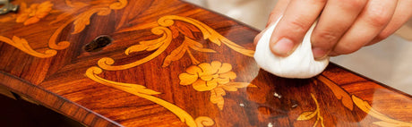 Restauration de meuble en bois massif avec finition à l'ancienne et marqueterie artisanale