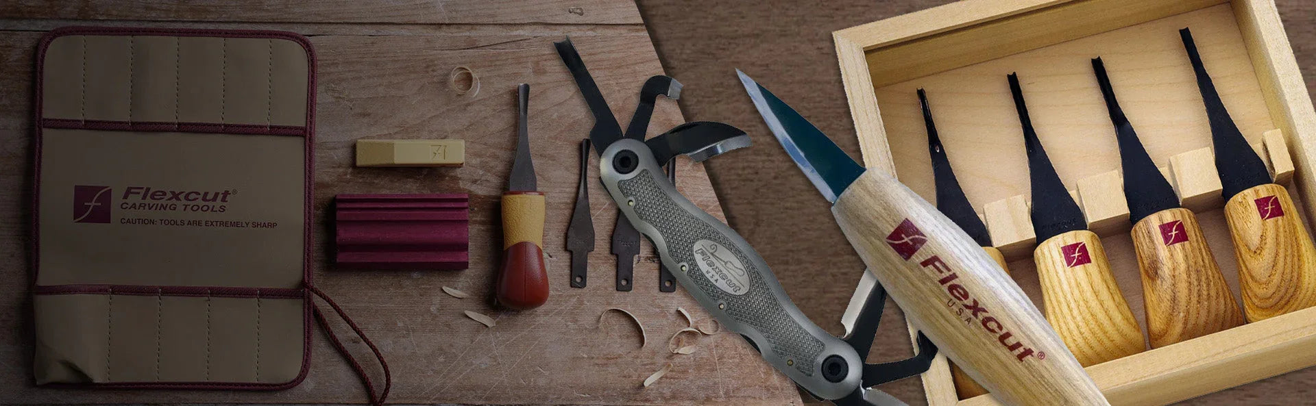 Ensemble d’outils de sculpture sur bois Flexcut, couteaux et accessoires sur table en bois.