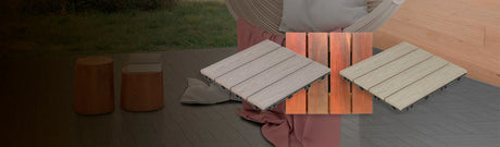 Dalles de terrasse en bois et composite exposées sur fond extérieur avec mobilier de jardin
