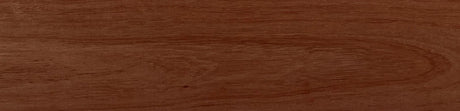 Gros plan sur une planche de bois exotique jatoba à grain naturel et teinte chaude.