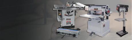 Trois machines industrielles pour le travail du bois : scie, raboteuse et perceuse à colonne.