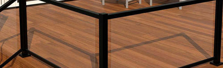 Plancher de terrasse en bois exotique avec rampe moderne en verre et métal noir