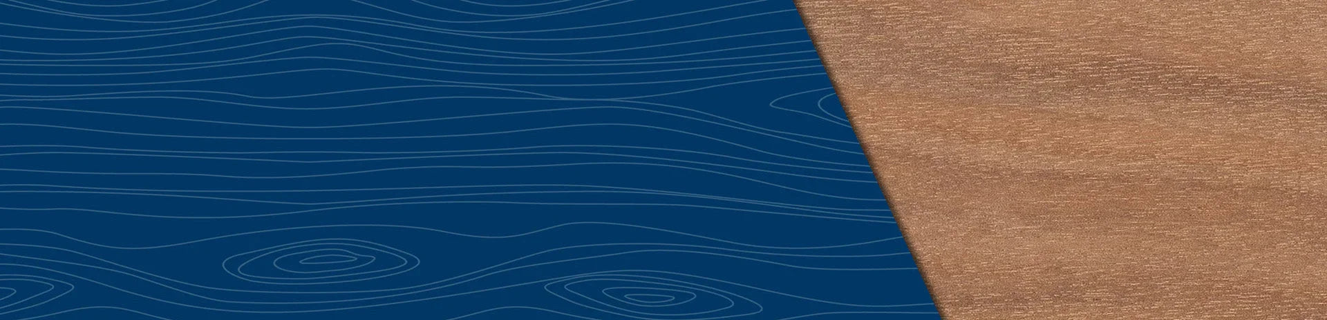 Planche de bois exotique makoré à côté d’un motif bleu imitant des cernes de bois
