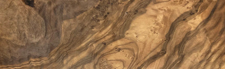 Gros plan d’un panneau en bois d’olivier, grain naturel et motifs veinés uniques