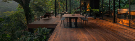 Terrasse en bois exotique moderne avec mobilier extérieur, entourée de végétation luxuriante