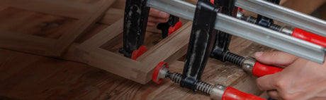 Assemblage de cadre en bois avec serre-joints pour ébénisterie, plan de travail atelier