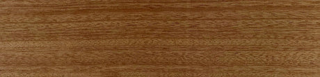 Planche de bois exotique Sapele brun clair avec grain fin, texture pour ébénisterie