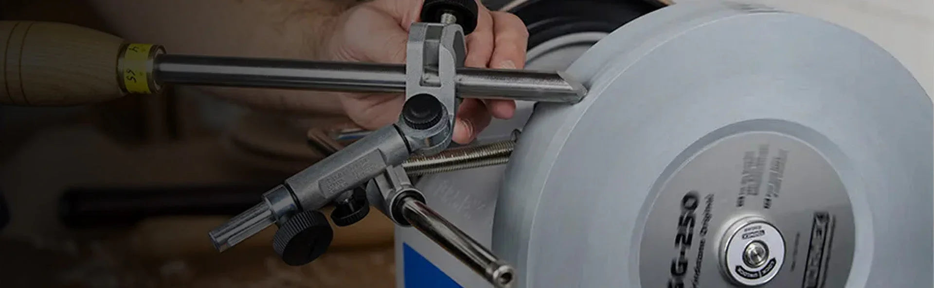 Affûtage d'un outil de menuiserie sur une meuleuse Tormek, gros plan atelier bois