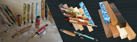 Stylos artisanaux en bois et résine colorée exposés avec des carrelets pour tournage sur bois.