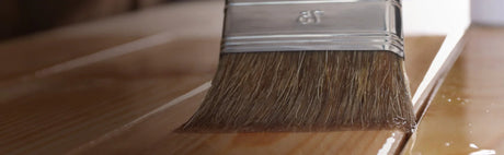 Application de vernis sur bois clair avec pinceau, finition ébénisterie ou terrasse