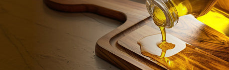 Huile versée sur une planche à découper en bois sur un comptoir de cuisine
