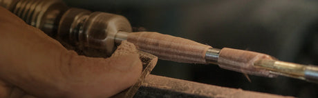 Tournage de crayon en bois sur un tour, main artisan, copeaux, ébénisterie Montréal