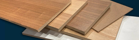 Planches de bois variées, contreplaqué et MDF, pour ébénisterie et projets de menuiserie