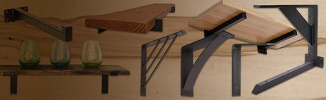 Différents styles de supports d'étagère murale en métal installés sur panneau de bois.