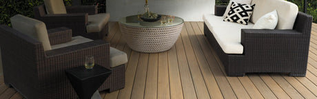 Terrasse moderne en bois composite avec mobilier en résine tressée et table ronde