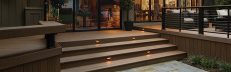 Terrasse en composite bois PVC avec éclairage intégré, escalier et mobilier extérieur