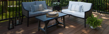 Terrasse extérieure en composite bois brun avec salon de jardin, plantes et décorations