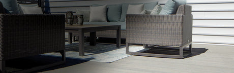 Terrasse en bois composite avec mobilier de jardin moderne, coussins et pots décoratifs