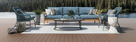Salon de jardin moderne sur terrasse en bois, vue lac et forêt, mobilier bleu et déco naturelle