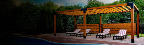 Pergola en bois moderne près d’une piscine avec chaises longues, terrasse extérieure