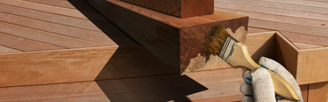 Application de teinture sur terrasse en bois, finition pour protection extérieure
