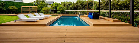 Terrasse en bois moderne avec piscine, chaises longues et mobilier extérieur, jardin paysager