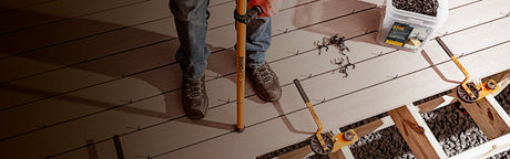 Pose de terrasse en bois avec outils d'installation CAMO et vis pour terrasse extérieure