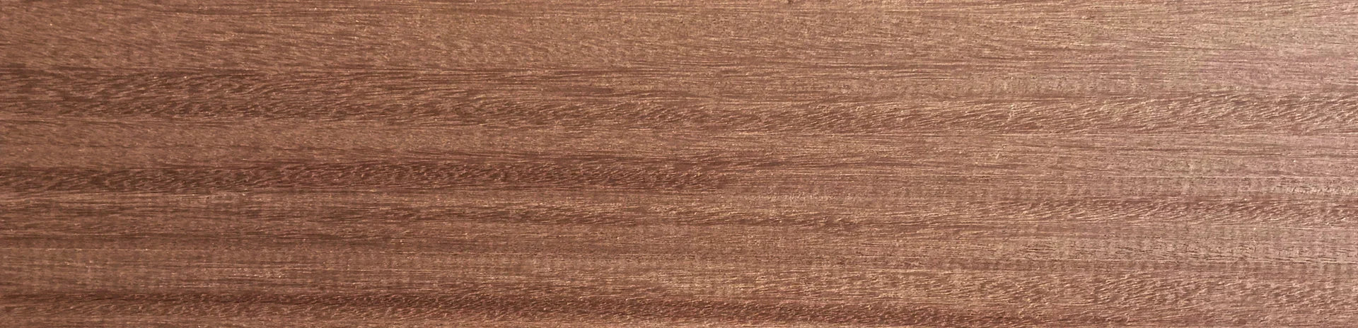 Planche de bois Cabriuva exotique, teinte brun rougeâtre, grain droit, idéale ébénisterie.