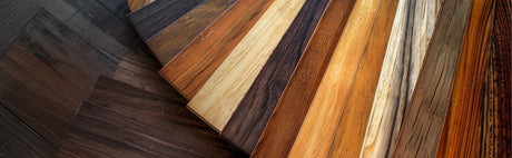 Planches de bois variées, essences indigènes et exotiques pour ébénisterie ou terrasse.