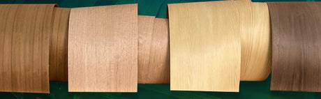 Rouleaux de placage bois aux teintes variées, utilisés pour l'ébénisterie et le bricolage.