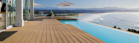 Terrasse en bois composite Apex Plus Himalayan Cedar avec piscine et vue panoramique sur l'océan