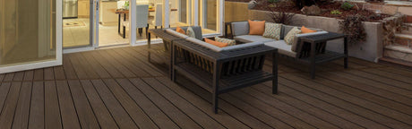 Terrasse en bois composite aspect teck brésilien avec salon de jardin moderne, idéale extérieur