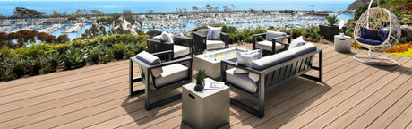 Terrasse en composite bois effet chêne, mobilier extérieur moderne, vue sur marina