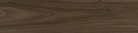 Surface de bois de noyer noir avec veinage naturel, idéal pour ébénisterie ou terrasse