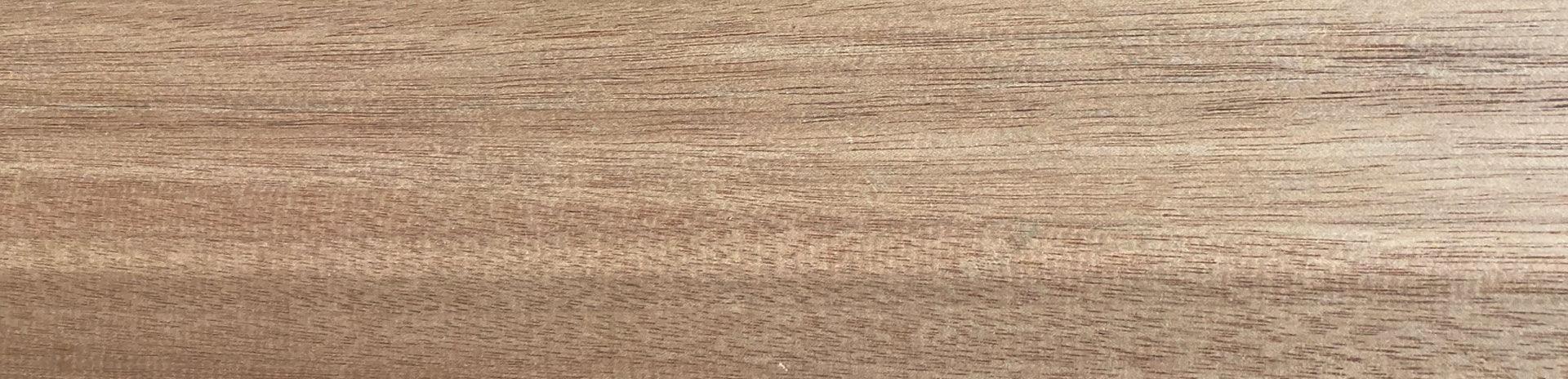 Planche de bois d'okoumé, texture claire et veinée idéale pour ébénisterie ou menuiserie