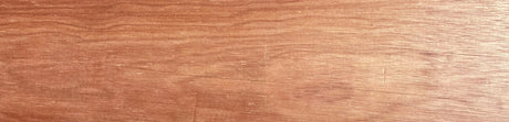 Planche de bois exotique satiné, grain fin et couleur brun rosé, idéale ébénisterie