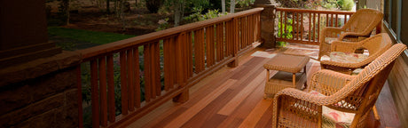 Terrasse en cèdre rouge avec mobilier en rotin et vue sur jardin, bois pour terrasse extérieur