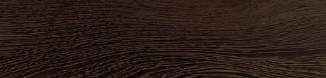 Texture veinée du bois exotique wengé foncé pour ébénisterie ou terrasse, gros plan
