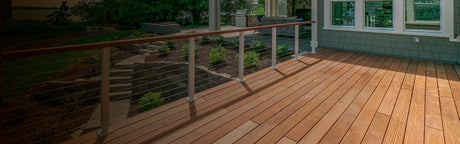 Terrasse en bois Garapa avec rambarde, planches de bois exotique claire en extérieur