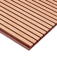 Plancher de terrasse en bois exotique avec lattes parallèles et finition naturelle